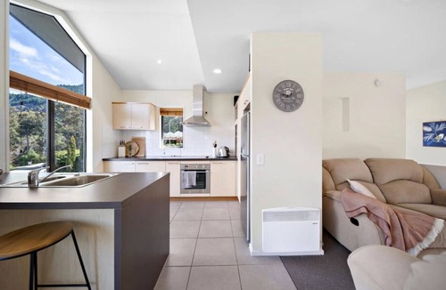 Sunshine Bay Apartment | Sunshine Bay Escape - Close to Queenstown