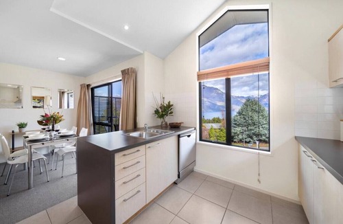 Sunshine Bay Apartment | Sunshine Bay Escape - Close to Queenstown