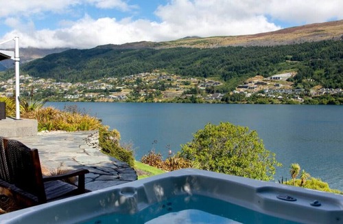 Kelvin Heights Villa | Supreme Lakefront - private lakefront villa