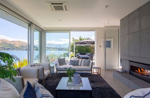 Kelvin Heights Villa | Supreme Lakefront - private lakefront villa