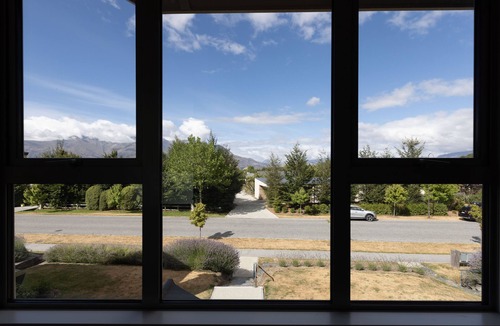 Arrowtown House | The Arrowtown House, Queenstown, near mountains, lakes, scenic trails & wineries