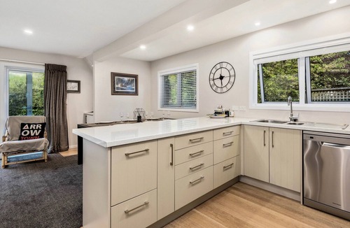 Arrowtown Cottage | The Hillvue with Spa - Arrowtown Holiday Home