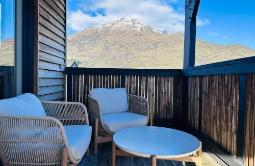 Lower Shotover House | The Shotover Barn -Mountain View Retreat- 13 guests