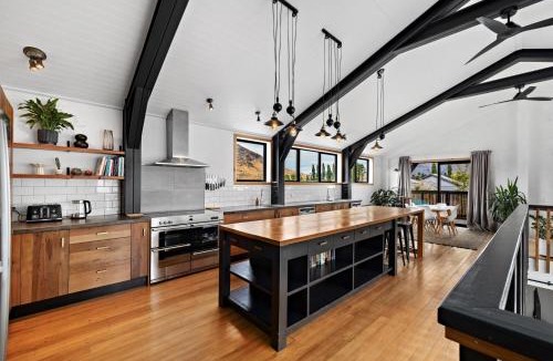 Lower Shotover House | The Shotover Barn -Mountain View Retreat- 13 guests