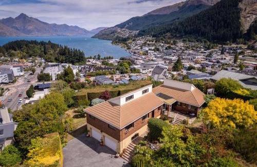 Queenstown City Centre House | The view of Queenstown