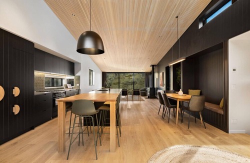Arthur's Point Apartment | The Wanderlust- Luxurious Queenstown Retreat, views, Hot tub, free parking