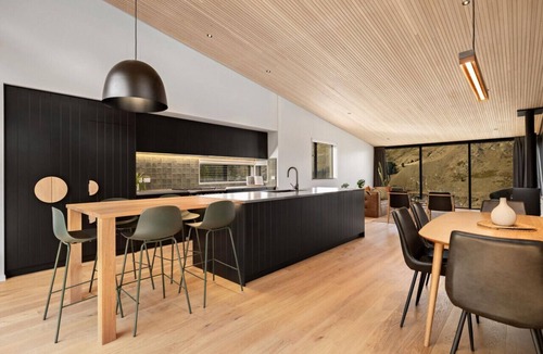 Arthur's Point Apartment | The Wanderlust- Luxurious Queenstown Retreat, views, Hot tub, free parking