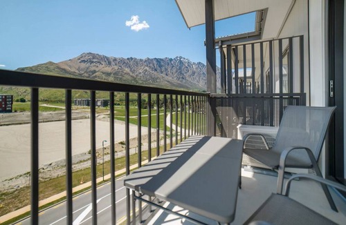 Frankton Apartment | Toru Top Floor Apartment - Brand New & Convenient
