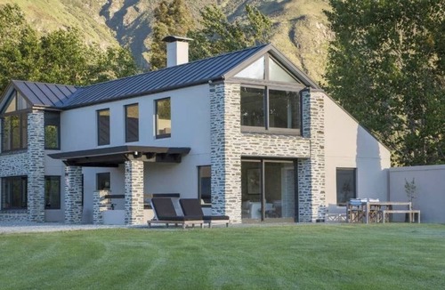 Kawarau Falls House | Uninterrupted Lake Views close to Ski Field