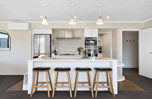Kawarau Falls House | Urban Elegance | Hot tub | Close to golf course