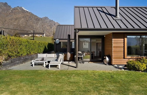 Kawarau Falls House | Urban Elegance | Hot tub | Close to golf course