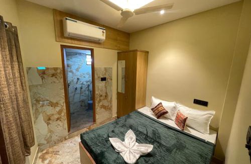 Kalamassery Hotel | V Stays CUSAT couple friendly budget stays