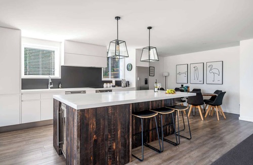 Queenstown City Centre Apartment | Villa Habeke | Lake Views, Gas Fire, A/C, BBQ