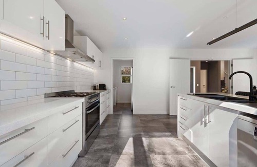 Frankton House | Whakata on McBride | Walking distance to airport & Frankton Beach