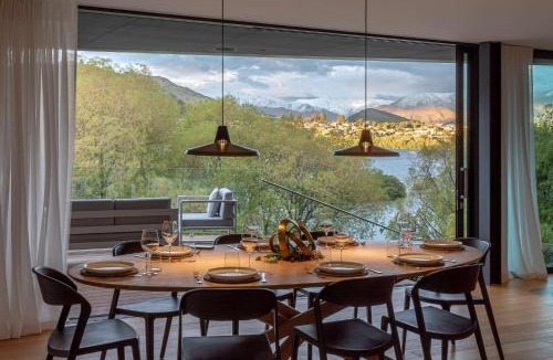 Kelvin Heights House | Willow Waters - lakeside luxury - a Relax it's Done holiday home