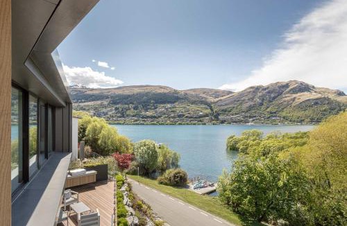 Kelvin Heights House | Willow Waters - lakeside luxury - a Relax it's Done holiday home