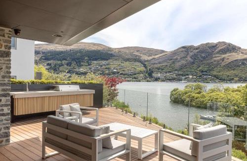 Kelvin Heights House | Willow Waters - lakeside luxury - a Relax it's Done holiday home