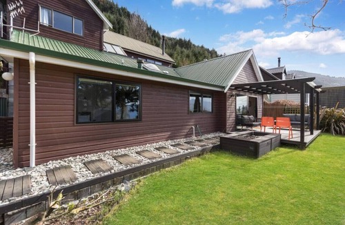 Fernhill House | Wood fire inside, bath and views of the Remarkable mountains