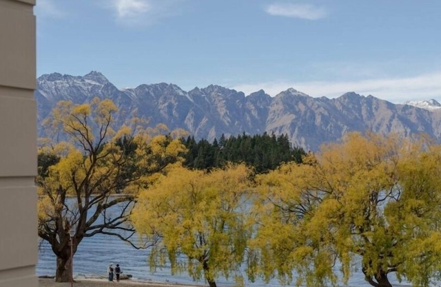 Lake Esplanade Villa - short lakeside walk to town