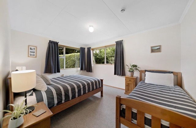 Poplar Lodge - large comfortable home, 7 bedrooms. Enjoy the space!