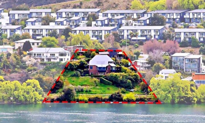 Frankton House | Absolutely Lakeside House - 5mins to Town - Step outside to the lake and trail.