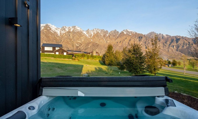 Kawarau Falls House | Beautiful 3 bedroom home | Hot Tub | Stunning View