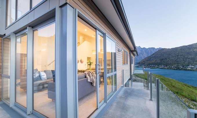 Frankton Apartment | Bluewater Queenstown - Stunning Lake Views