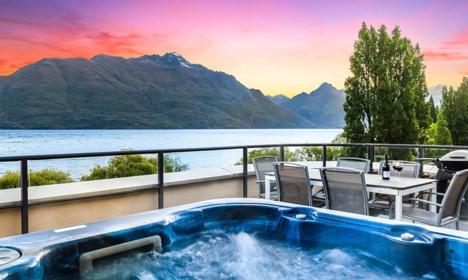 Queenstown Apartment | Central Luxury at 408 The Beacon | Hot Tub | 2 Bed | 2 Bath