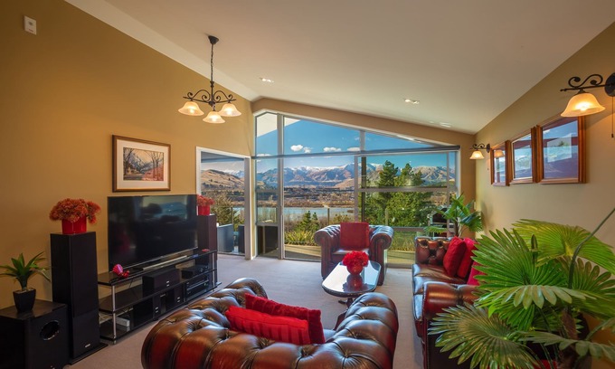 Frankton Apartment | First in the Sun. Quiet 1st floor apartment. Fantastic River and Mountain Views