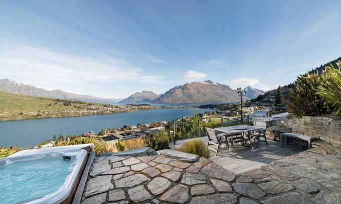 Queenstown House | Goldleaf Hill - Spa Pool