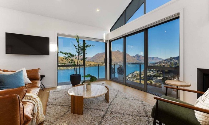 Frankton House | Luxury Away - Aurora Vista- Hot Tub-Free Parking-BBQ