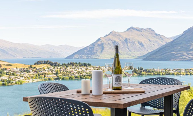 Queenstown House | Queenstown Lake and Mountain View Retreat Free Wifi Free Street Parking