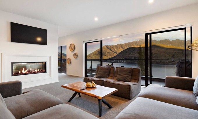 Queenstown House | St Matthews Views | Walter | Lake Views