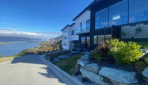 Apartment with Lake View